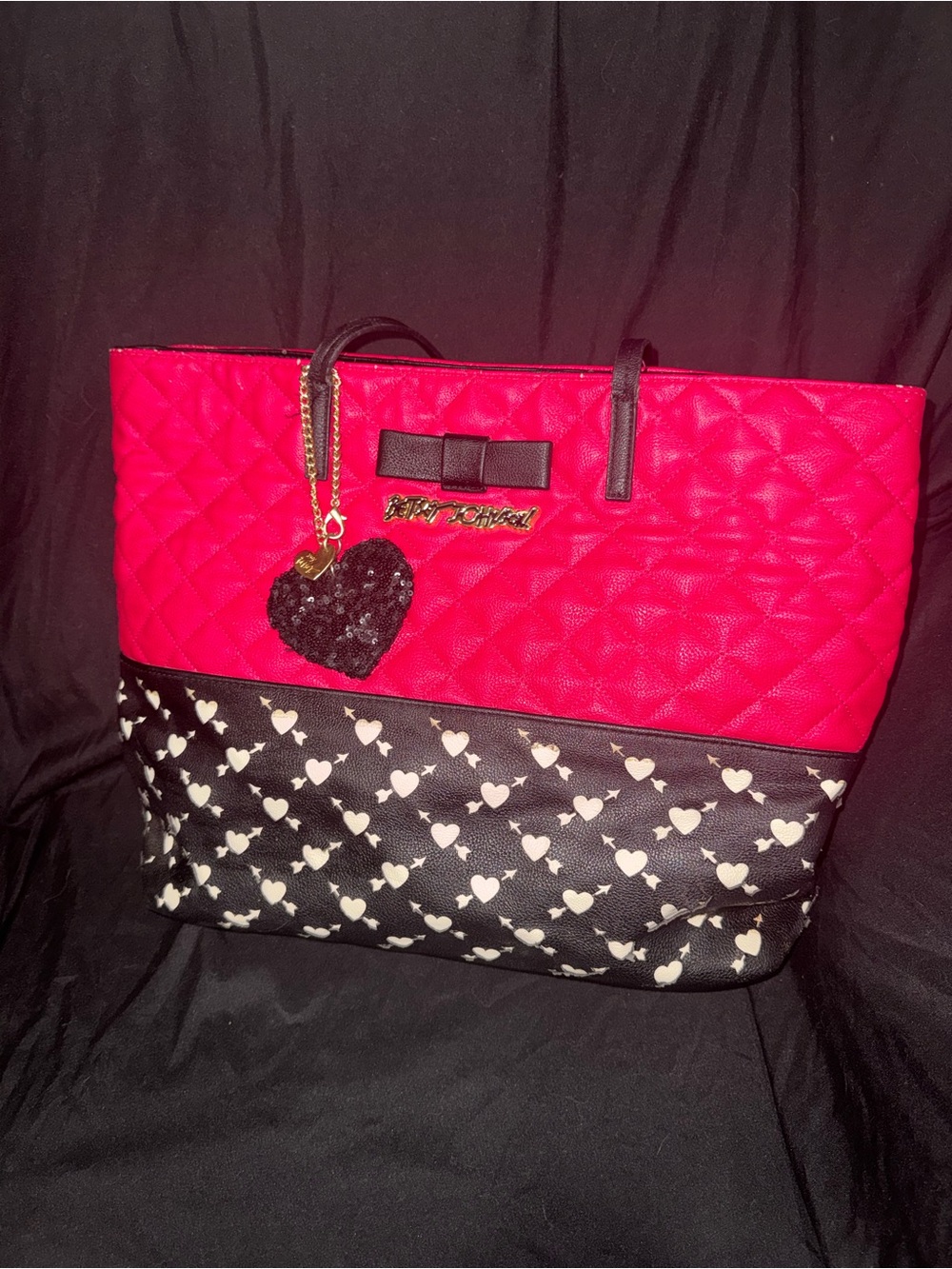 This is a vibrant Betsey Johnson two-tone quilted tote bag